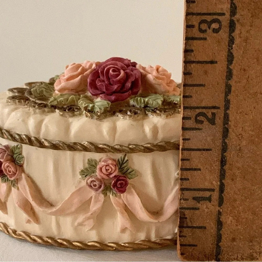 Vintage dezine trinket box